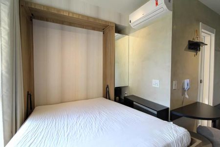 Cama simples com colchão branco e cortina de lado, com ar condicionado e porta de madeira. de kitnet/studio à venda com 1 quarto, 21m² em Indianópolis, São Paulo
