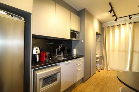 Studio à venda com 21m², 1 quarto e sem vaga Studio à venda com 21m², 1 quarto e sem vagaCozinha com geladeira, fogão, microondas, cafeteira e máquina de lavar louça.