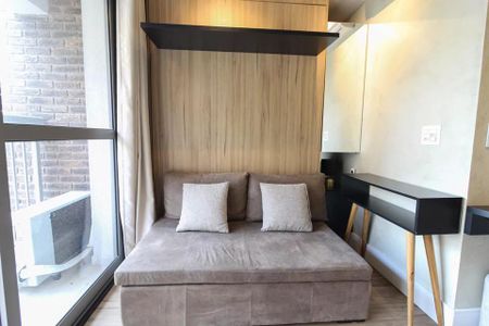 Studio à venda com 21m², 1 quarto e sem vaga Studio à venda com 21m², 1 quarto e sem vagaCama simples com travesseiro e almofadas, com vista para a rua.