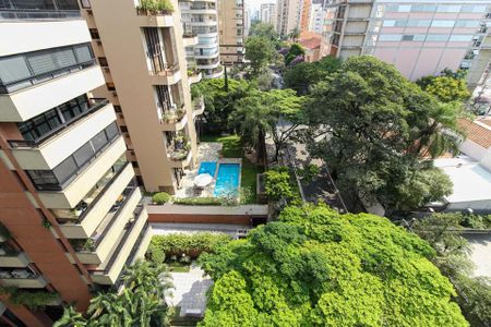 Studio à venda com 21m², 1 quarto e sem vaga Studio à venda com 21m², 1 quarto e sem vagaPiscina em apartamento com vista para a cidade, com jardim e árvores ao redor.