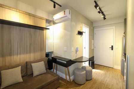 Sala de estar com sofá, mesa e iluminação adequada. de kitnet/studio à venda com 1 quarto, 21m² em Indianópolis, São Paulo