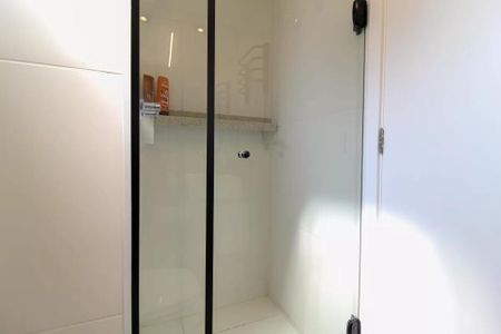 Banheiro com chuveiro e pia, com uma pequena prateleira acima da pia. de kitnet/studio à venda com 1 quarto, 21m² em Indianópolis, São Paulo
