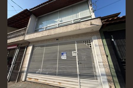Casa à venda com 229m², 3 quartos e 2 vagas Casa à venda com 229m², 3 quartos e 2 vagasFachada
