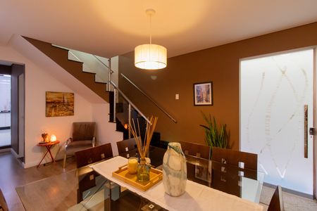 Casa à venda com 229m², 3 quartos e 2 vagas Casa à venda com 229m², 3 quartos e 2 vagasSala