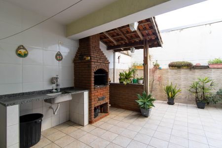 Casa à venda com 229m², 3 quartos e 2 vagas Casa à venda com 229m², 3 quartos e 2 vagasQuintal
