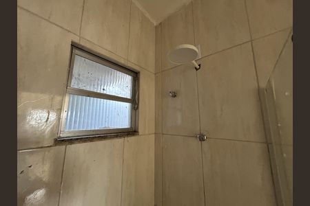Banheiro de kitnet/studio para alugar com 1 quarto, 35m² em Honório Gurgel, Rio de Janeiro