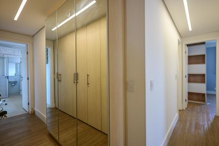 Apartamento à venda com 343m², 4 quartos e 4 vagasCorredor