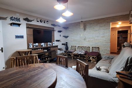 Casa à venda com 240m², 3 quartos e 3 vagas Casa à venda com 240m², 3 quartos e 3 vagasSala