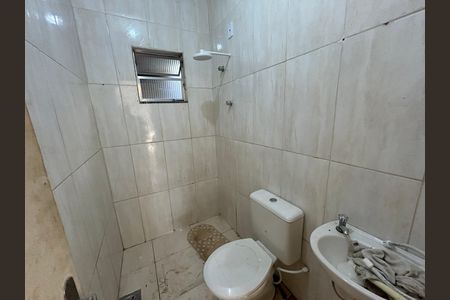 Banheiro de kitnet/studio para alugar com 1 quarto, 35m² em Honório Gurgel, Rio de Janeiro