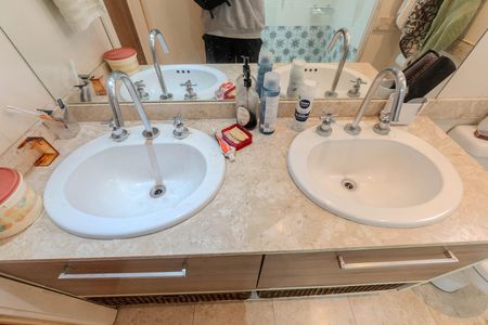 Apartamento para alugar com 138m², 4 quartos e 3 vagas Apartamento para alugar com 138m², 4 quartos e 3 vagasBanheiro da Suíte 1