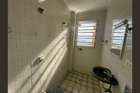 Banheiro de apartamento para alugar com 1 quarto, 30m² em Centro, São Vicente