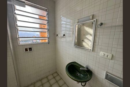 Banheiro de apartamento para alugar com 1 quarto, 30m² em Centro, São Vicente