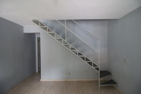 Sala de casa de condomínio para alugar com 2 quartos, 70m² em Rocha Sobrinho, Mesquita