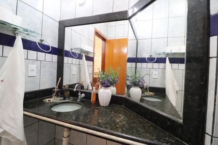 Casa para alugar com 250m², 3 quartos e 5 vagasBanheiro Social