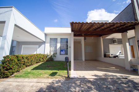 Casa de condomínio para alugar com 100m², 3 quartos e 2 vagas Casa de condomínio para alugar com 100m², 3 quartos e 2 vagasFachada