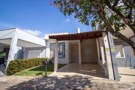 Casa de condomínio para alugar com 100m², 3 quartos e 2 vagas Casa de condomínio para alugar com 100m², 3 quartos e 2 vagasFachada