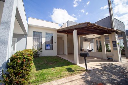 Casa de condomínio para alugar com 100m², 3 quartos e 2 vagas Casa de condomínio para alugar com 100m², 3 quartos e 2 vagasFachada