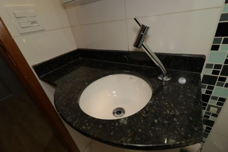 Casa à venda com 183m², 3 quartos e 3 vagasBanheiro da Suíte 2 - Pia