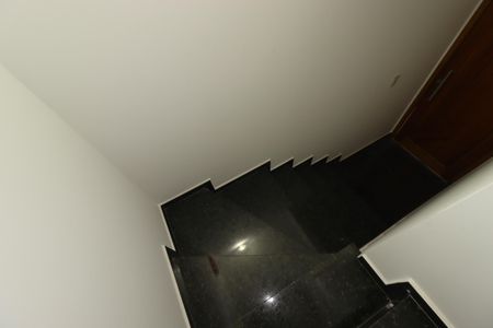 Casa à venda com 183m², 3 quartos e 3 vagasEscada para a garagem