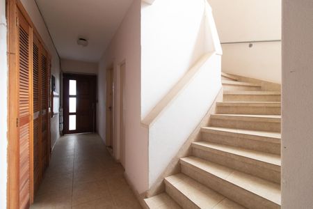 Apartamento para alugar com 52m², 1 quarto e sem vaga Apartamento para alugar com 52m², 1 quarto e sem vagaEscada