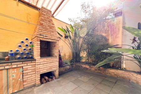 Casa à venda com 230m², 2 quartos e 2 vagas Casa à venda com 230m², 2 quartos e 2 vagasChurrasqueira