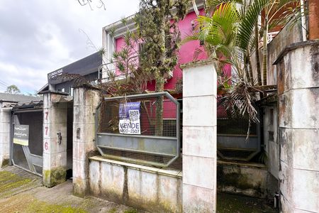 Casa à venda com 230m², 2 quartos e 2 vagas Casa à venda com 230m², 2 quartos e 2 vagasFachada