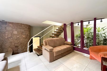 Casa à venda com 230m², 2 quartos e 2 vagas Casa à venda com 230m², 2 quartos e 2 vagasSala