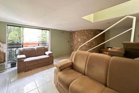 Casa à venda com 230m², 2 quartos e 2 vagas Casa à venda com 230m², 2 quartos e 2 vagasSala