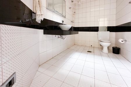 Casa à venda com 230m², 2 quartos e 2 vagas Casa à venda com 230m², 2 quartos e 2 vagasBanheiro Social