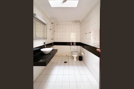 Casa à venda com 230m², 2 quartos e 2 vagas Casa à venda com 230m², 2 quartos e 2 vagasBanheiro Social