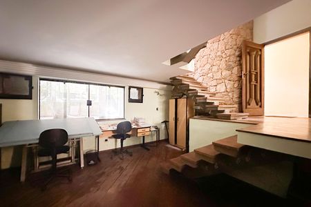 Casa à venda com 230m², 2 quartos e 2 vagas Casa à venda com 230m², 2 quartos e 2 vagasEscritório