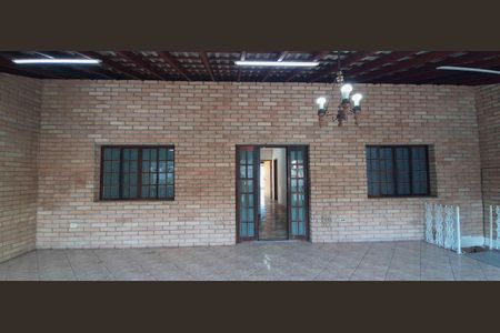 Casa à venda com 270m², 8 quartos e 3 vagas Casa à venda com 270m², 8 quartos e 3 vagasVaranda