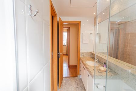 Apartamento à venda com 172m², 4 quartos e 3 vagas Apartamento à venda com 172m², 4 quartos e 3 vagasBanheiro Social e Banheiro da Semi-Suíte
