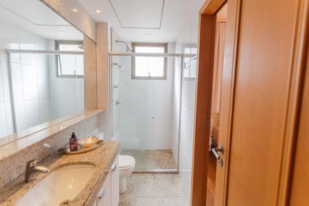 Apartamento à venda com 172m², 4 quartos e 3 vagas Apartamento à venda com 172m², 4 quartos e 3 vagasBanheiro Social e Banheiro da Semi-Suíte