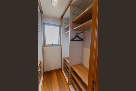 Apartamento à venda com 172m², 4 quartos e 3 vagas Apartamento à venda com 172m², 4 quartos e 3 vagasCloset da Suíte 1