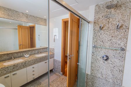 Apartamento à venda com 172m², 4 quartos e 3 vagas Apartamento à venda com 172m², 4 quartos e 3 vagasBanheiro da Suíte 1