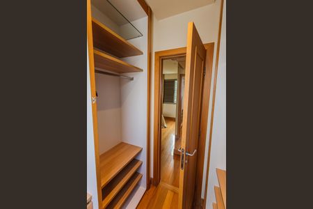Apartamento à venda com 172m², 4 quartos e 3 vagas Apartamento à venda com 172m², 4 quartos e 3 vagasCloset da Suíte 1