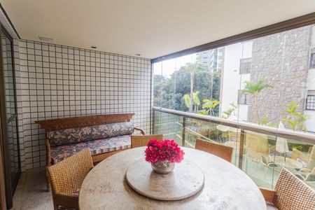 Apartamento à venda com 172m², 4 quartos e 3 vagas Apartamento à venda com 172m², 4 quartos e 3 vagasVaranda na Sala