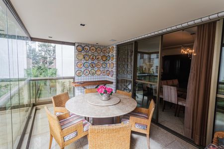 Apartamento à venda com 172m², 4 quartos e 3 vagas Apartamento à venda com 172m², 4 quartos e 3 vagasVaranda na Sala