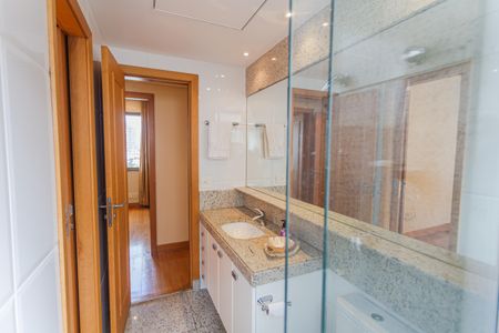 Apartamento à venda com 172m², 4 quartos e 3 vagas Apartamento à venda com 172m², 4 quartos e 3 vagasBanheiro Social e Banheiro da Semi-Suíte
