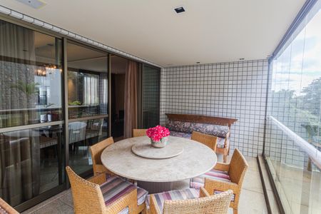 Apartamento à venda com 172m², 4 quartos e 3 vagas Apartamento à venda com 172m², 4 quartos e 3 vagasVaranda na Sala