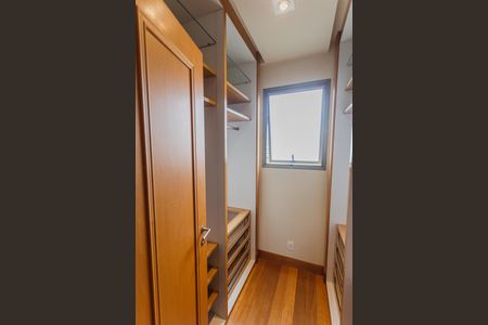Apartamento à venda com 172m², 4 quartos e 3 vagas Apartamento à venda com 172m², 4 quartos e 3 vagasCloset da Suíte 1