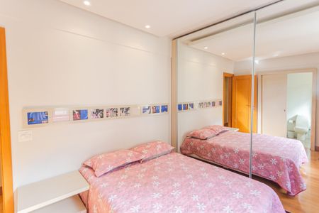 Apartamento à venda com 172m², 4 quartos e 3 vagas Apartamento à venda com 172m², 4 quartos e 3 vagasSuíte 2