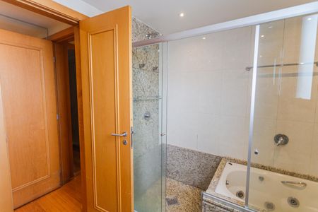 Apartamento à venda com 172m², 4 quartos e 3 vagas Apartamento à venda com 172m², 4 quartos e 3 vagasBanheiro da Suíte 1