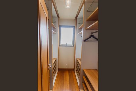 Apartamento à venda com 172m², 4 quartos e 3 vagas Apartamento à venda com 172m², 4 quartos e 3 vagasCloset da Suíte 1