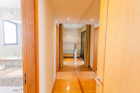 Apartamento à venda com 172m², 4 quartos e 3 vagas Apartamento à venda com 172m², 4 quartos e 3 vagasSuíte 1