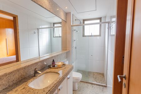 Apartamento à venda com 172m², 4 quartos e 3 vagas Apartamento à venda com 172m², 4 quartos e 3 vagasBanheiro Social e Banheiro da Semi-Suíte