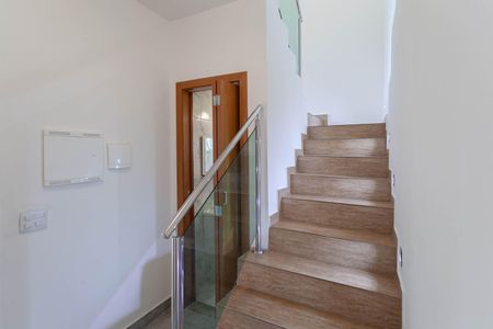 Casa para alugar com 102m², 2 quartos e 1 vagaEscada