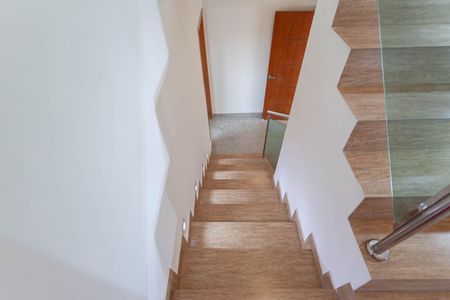 Casa para alugar com 102m², 2 quartos e 1 vagaEscada