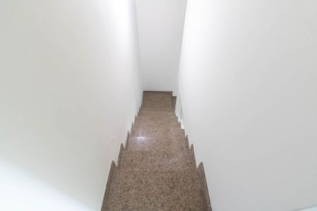 Casa para alugar com 144m², 3 quartos e 2 vagas Casa para alugar com 144m², 3 quartos e 2 vagasEscada